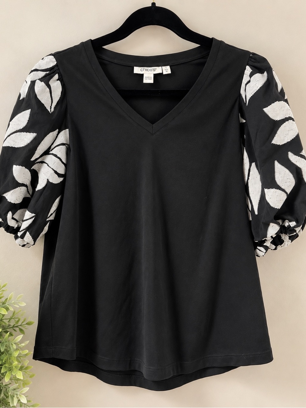Chico’s Black Floral Puff Sleeve V Neck Top Size 1 Medium